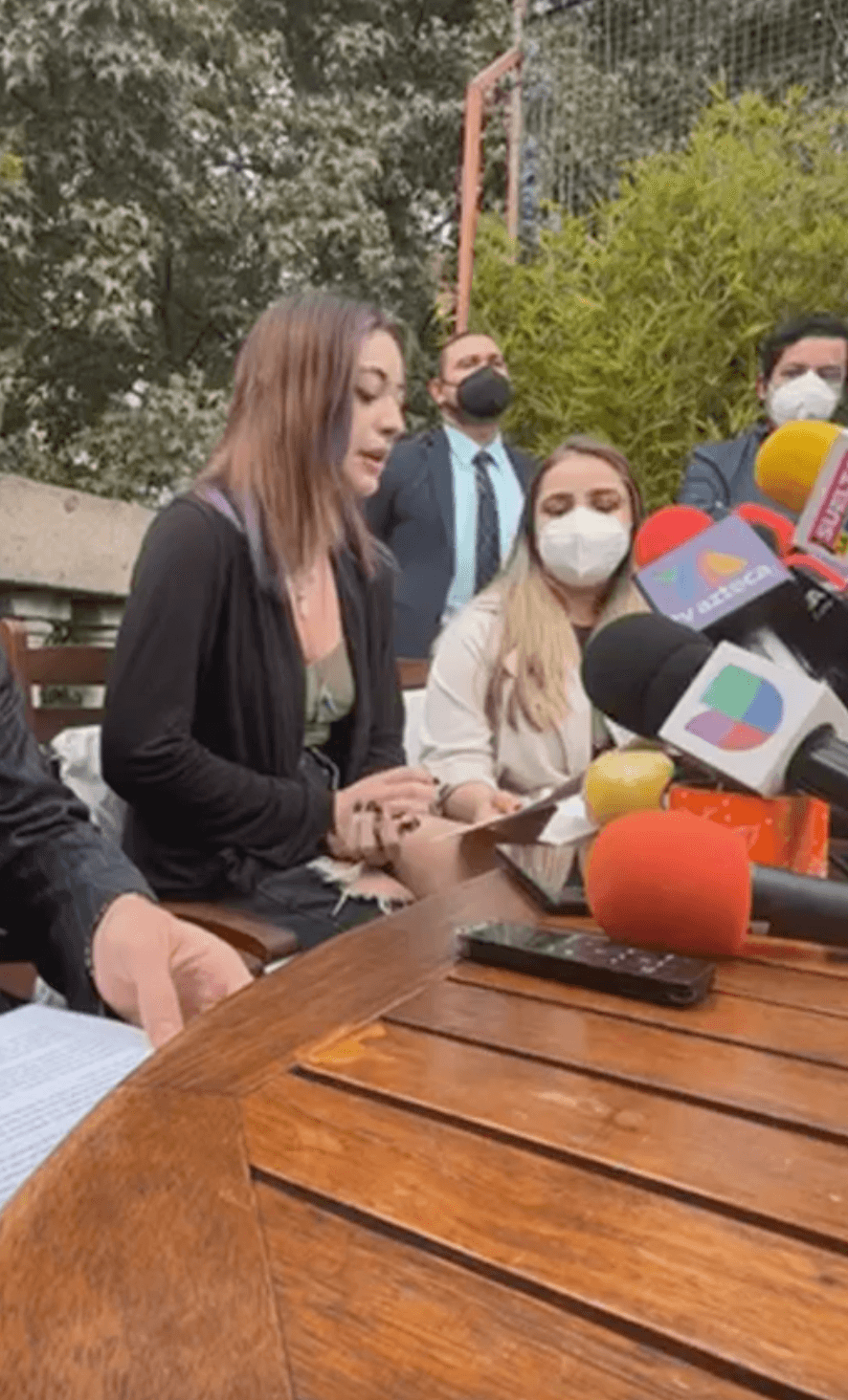 En una entevista con el periódico El Universal, Ainara declaro: “He recibido muchísimas amenazas de golpearme, de violarme, de matarme, mensajes diciendo que me van a encontrar en una bolsa al lado de la carretera”