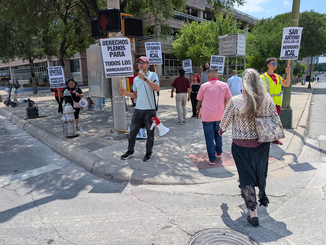 En la protesta de San Antonio, donde manifestaron apoyo a los hermanos, las personas exigían que las familias no fueran separadas.