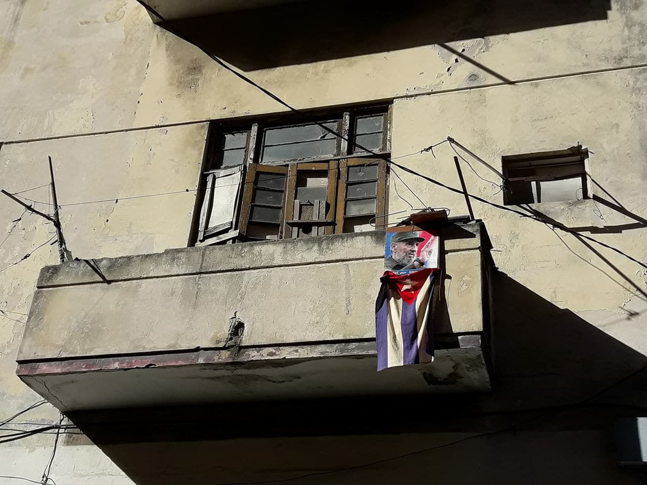 Los turistas tomaban emocionados fotos de los balcones sobre los que colgaban banderas cubanas e imágenes de Fidel Castro.