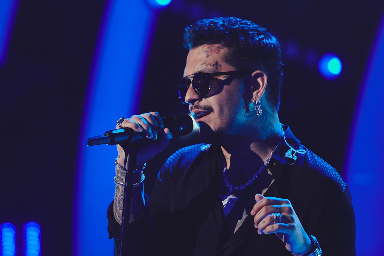 El cantante de regional mexicano deleitó a los presentes con uno de sus más grandes éxitos 'Adiós Amor'.