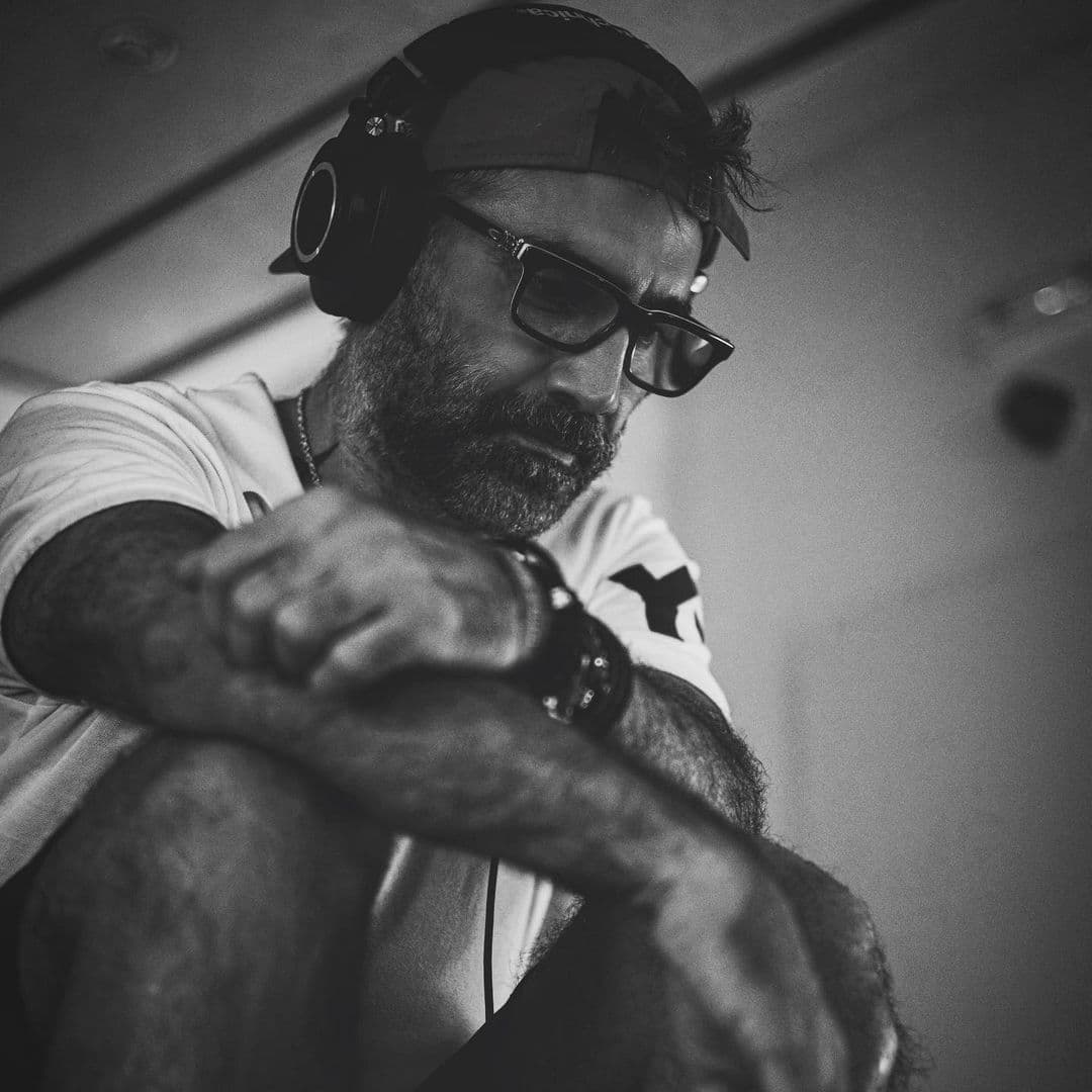 Conjuntamente a la evolución de la música, Alejandro también ha lanzado temas de pop latino, baladas y recientemente, se unió a la joven estrella de los corridos tumbados, Natanael Cano.