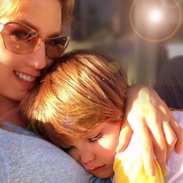 Siempre se toma el tiempo para sus hijos, por ejemplo después de un día de trabajo llega a casa y aún juega con el pequeño Matthew.