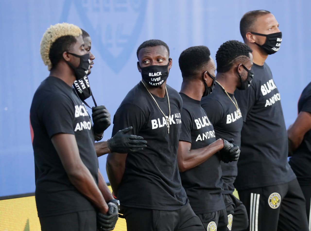 Así fue como los jugadores de la MLS rindieron homenaje y apoyaron al movimiento 'Black Lives Matter' momentos antes del pitazo inicial.