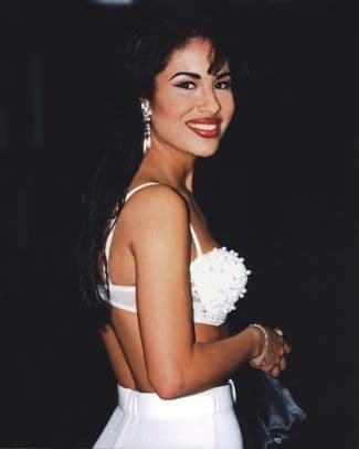 Selena también marcó su propia moda, e impuso los bustier.