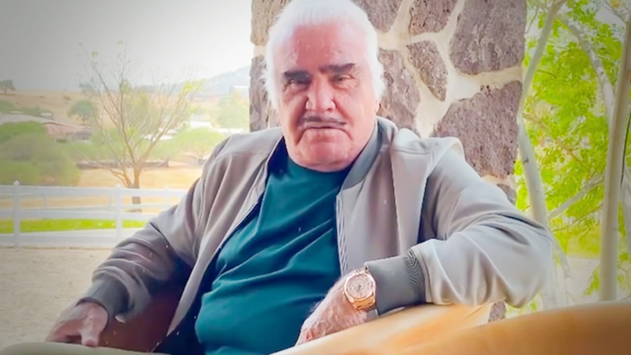 Vicente Fernández está "despierto, consciente e interactúa con su familia", informan sus médicos