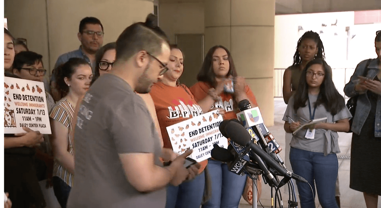 Organizaciones pro inmigrantes dan conferencia de prensa afuera de USCIS en Chicago.