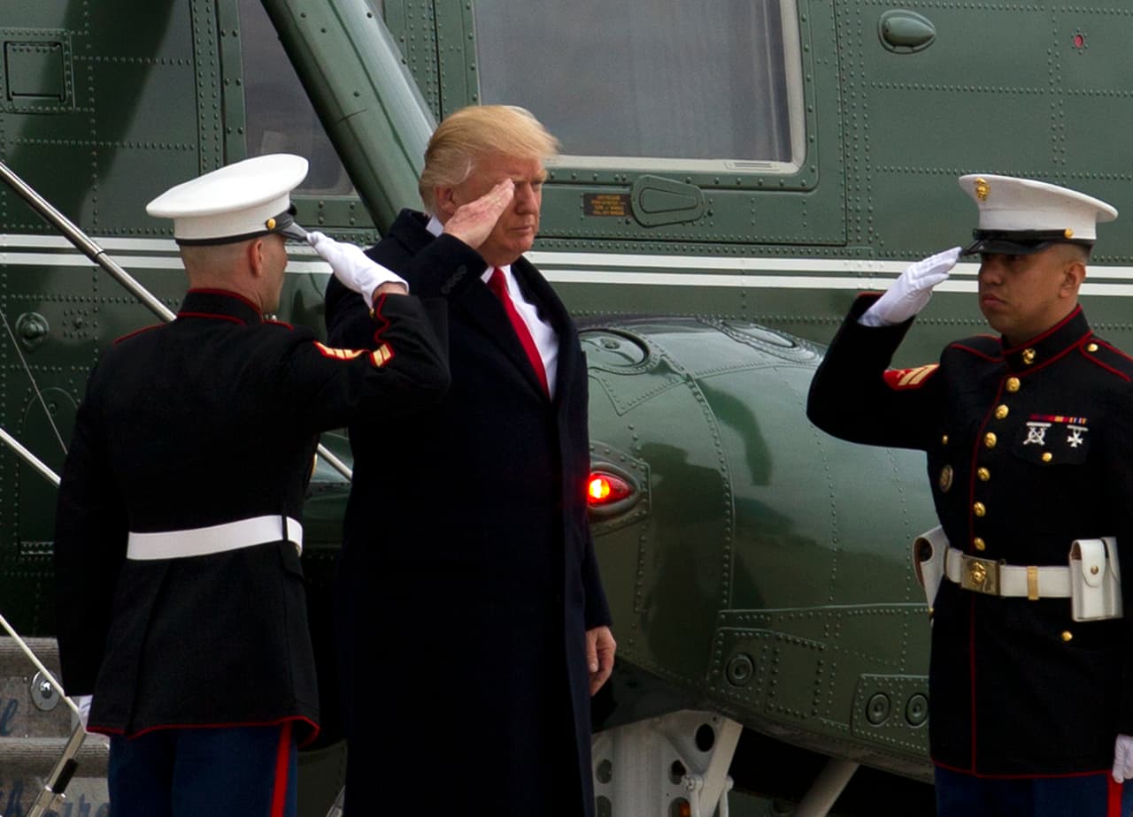 <b>8) MARZO - EL FBI SOBRE TRUMP. <a href="http://www.univision.com/noticias/politica/el-director-del-fbi-testifica-en-el-congreso-en-una-audicia-crucial-para-la-credibilidad-de-trump" target="_blank">Comey confirma ante el Congreso que el FBI está investigando conexiones entre la campaña de Trump y la intervención de Rusia en las elecciones</a></b>
<a href="http://www.univision.com/noticias/politica/el-director-del-fbi-testifica-en-el-congreso-en-una-audicia-crucial-para-la-credibilidad-de-trump" target="_blank">.</a> Dijo que tratan de establecer "si hubo cualquier tipo de coordinación entre la campaña" y Rusia y que de confirmarse, se trataría de un "serio delito". Comey también confirmó que el objetivo de Rusia en interferir en los comicios de 2016 fue afectar las posibilidades de Clinton y señaló que Rusia "odia" a Clinton.