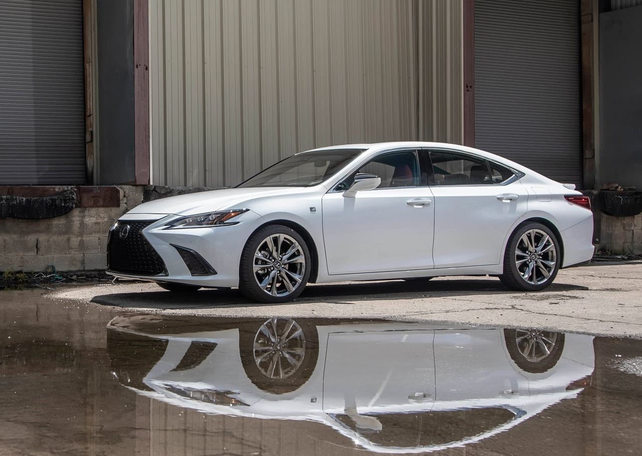<h3 class="cms-H3-H3"><b>1er. lugar en el segmento de los sedanes medianos de lujo</b></h3>
<br>
<br>
<u><b>Lexus ES 350</b></u>
<br>
<br>
<b>Puntaje general: </b>8.4 de 10
<br>
<b>Valor retenido tras 5 años de uso:</b> 42.7%
<br>
<b>Calificación de seguridad promedio de la NHTSA: </b>5.0 de 5.0