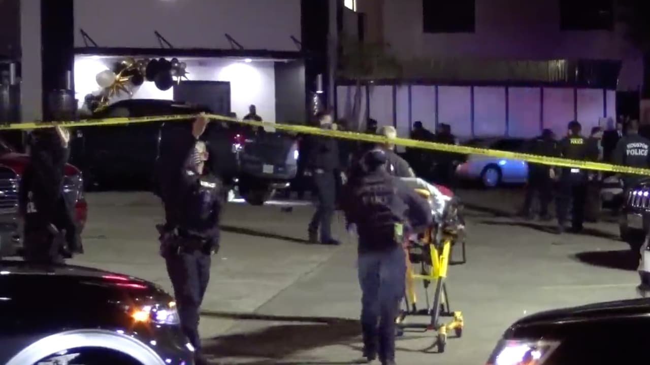 Enfrenta cargos dueño de bar donde se registró tiroteo que dejó heridos a tres policías y murió la madre del sospechoso