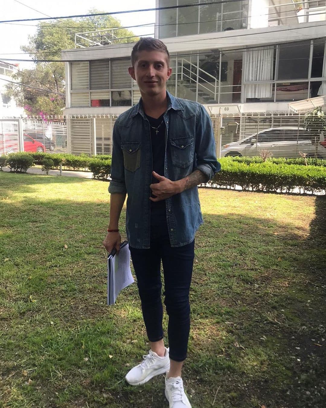 Además de la actuación, sentía pasión por el futbol.
<a href="https://www.elsiglodetorreon.com.mx/noticia/505256.el-nino-equis-que-triunfa-en-la-tele.html" target="_blank">De niño insistía en esta afición</a>: "Prefiero el futbol, me gusta más que la actuación. Para mí, la actuación es un hobby, cuando no tengo mucho qué hacer y estoy aburrido pienso en los proyectos que tengo que hacer y listo".