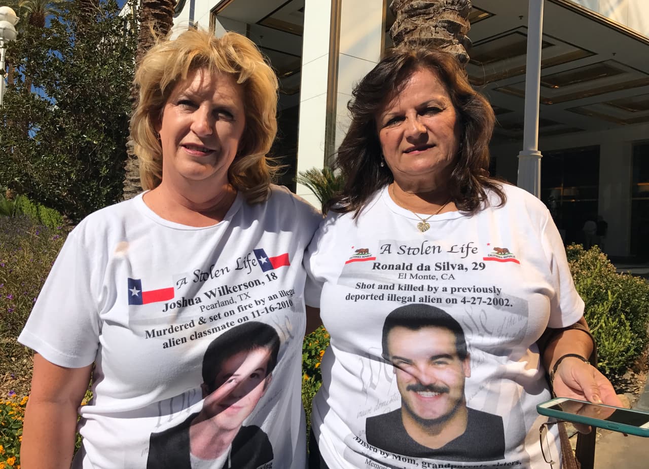 En las puertas del hotel, estas mujeres llevaban puestas camisetas con los nombres de dos hombres -Joshua Wilkerson y Ronald da Silva- que supuestamente fueron asesinados por inmigrantes indocumentados. Posaron para la foto, pero no quisieron hablar con Univision Noticias.