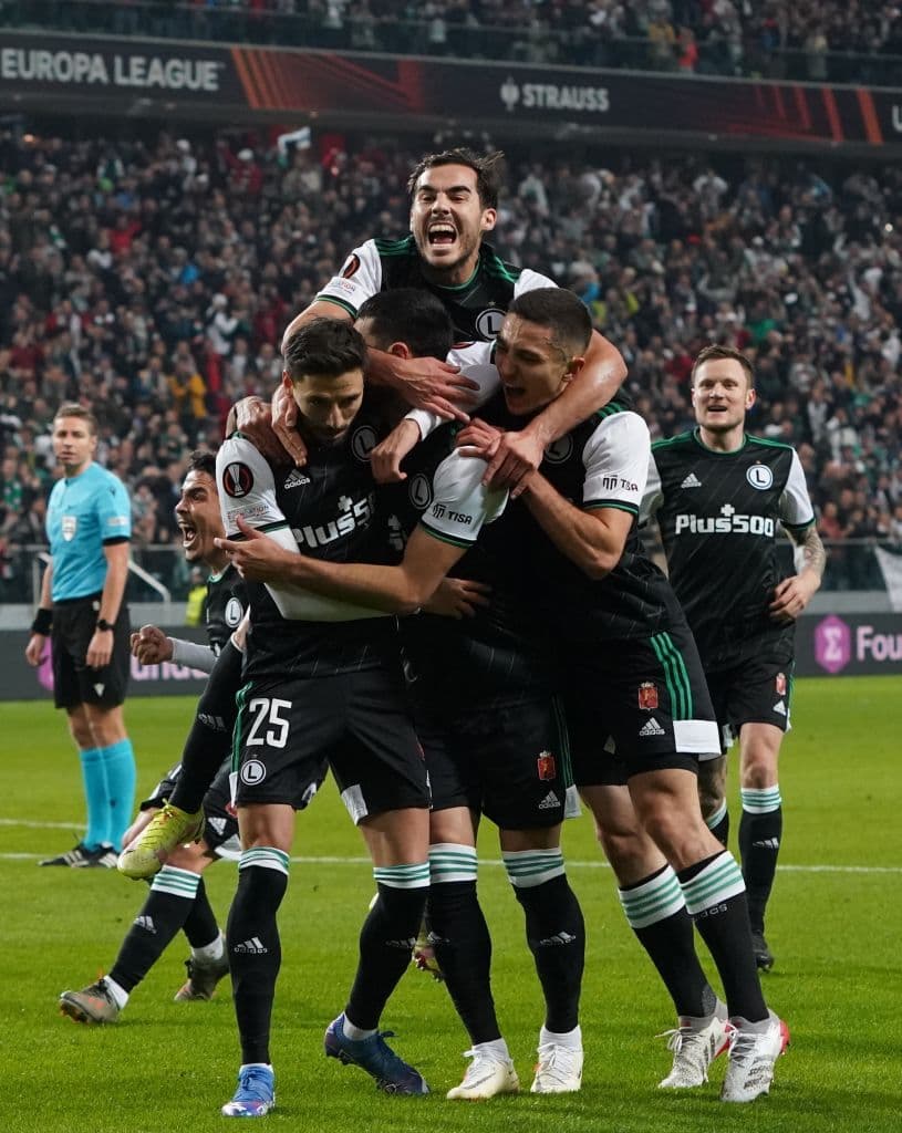 Napoli se impone al Legia Warsay 4-1 durante la cuarta Jornada en la UEFA Europa League. Zielinski (51') y Mertens (75') de penal, Hirving Lozano (78') y Adam Ounas (90') le dieron el triunfo a la escuadra visitante, mientras que para la escuadra local, Mahir Emreli anotó el único tanto en solitario.