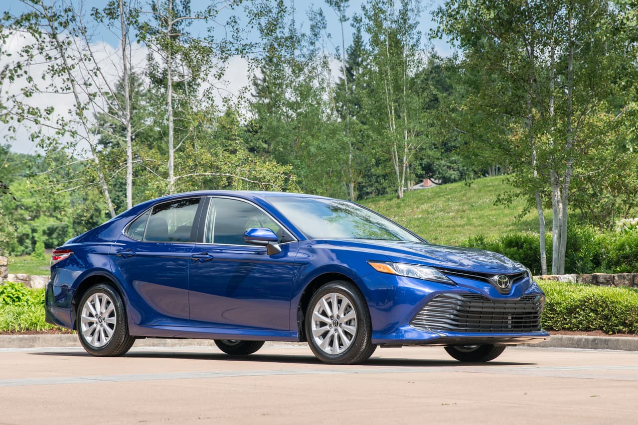 1.
<b>Toyota Camry</b>:
<br>
<br>No es por casualidad, ni por bonito, que el Toyota Camry ha sido el auto de pasajeros más vendido en Estados Unidos por los últimos 15 años. La calidad del sedán mediano familiar de Toyota, que fue reafirmada por la durabilidad que confirma el estudio de Consumers Report, ha sido un factor determinante en su éxito.
<br>
<br>El Toyota Camry fue totalmente renovado para 2018.