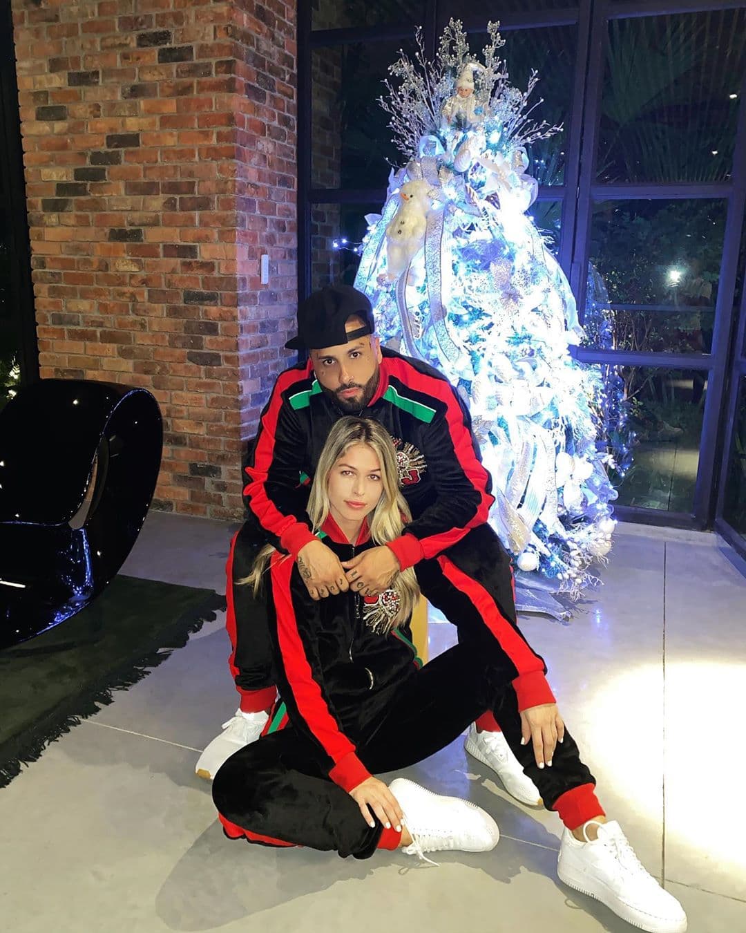 Llamó la atención que el reggaetonero seguía compartiendo imágenes con la modelo en sus redes sociales, sin embargo, en el programa de radio 'Yo soy Molusco' confirmó que ya no estaban juntos: "En Instagram puedes poner una foto sonriendo, lo que te dé la gana, pero la situación no estaba bien y llevaba tiempo sin estarlo. Pero acabamos bien. Lo dejamos los dos", reveló.