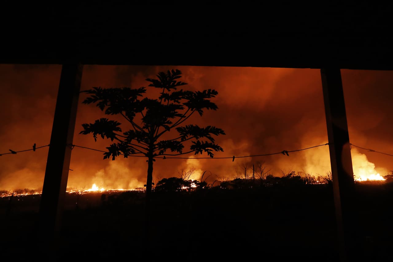 A la velocidad actual del flujo el sábado por la tarde, los funcionarios estiman que puede cruzar la carretera en las próximas horas.