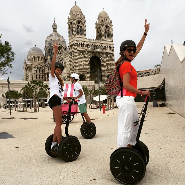 Lili aprovechó para dar un paseo en 'segway'.