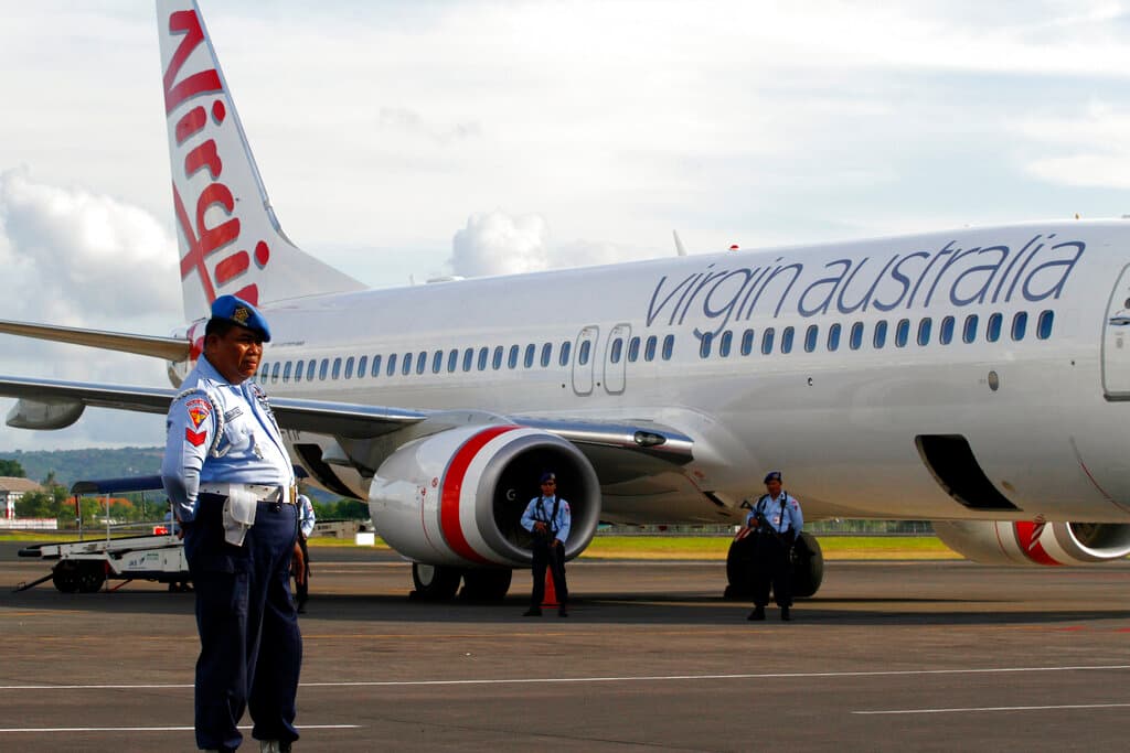 Personal de la Fuerza Aérea de Indonesia hace guardia junto a un avión de Virgin Australia.