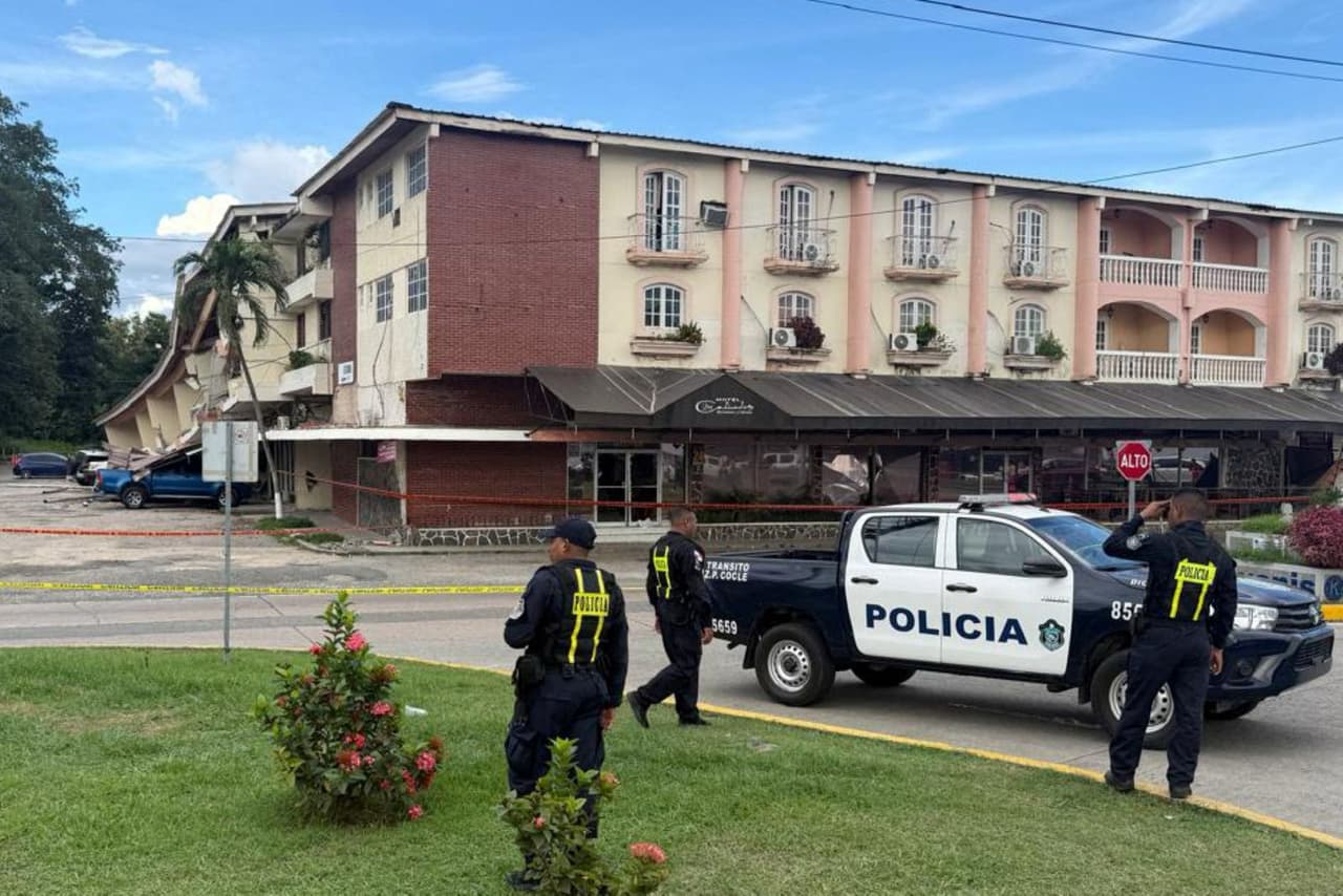 Agentes de la policía panameña montan guardia junto a los daños causados por un terremoto de magnitud 7,6 que azotó el país, en Penonomé, Panamá, el 9 de octubre de 2026.