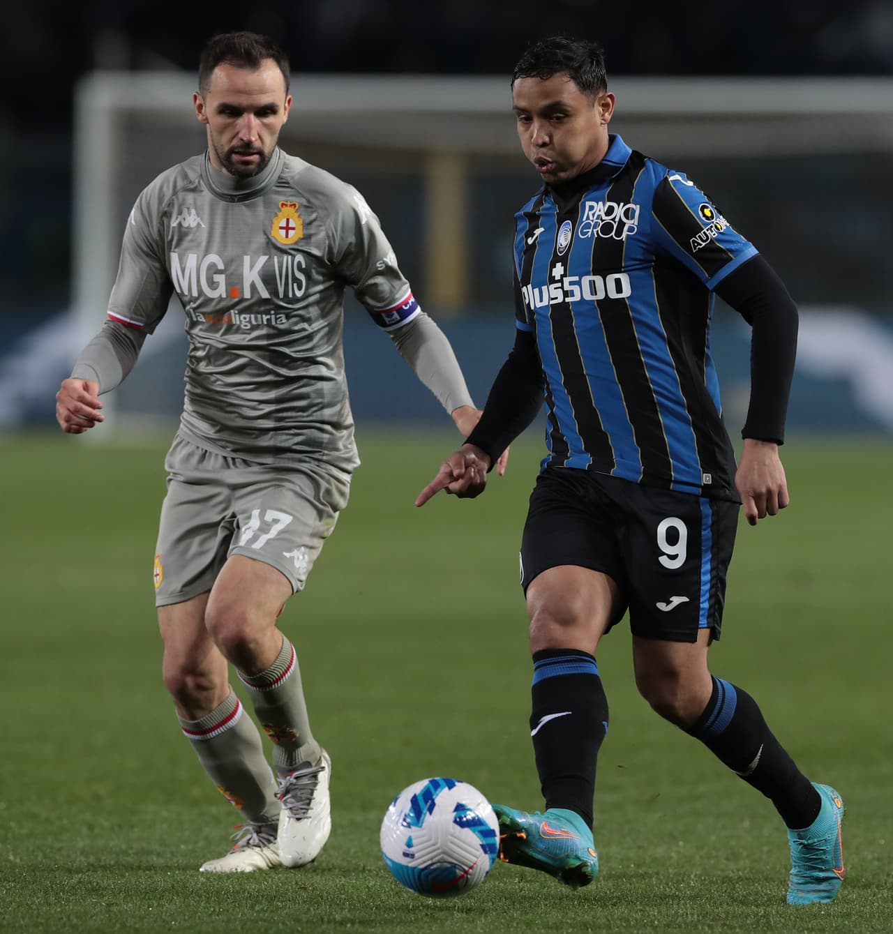 Con Johan Vásquez como titular, el Genoa igualó sin goles en su visita al Atalanta, pero se mantiene en puestos de descenso.