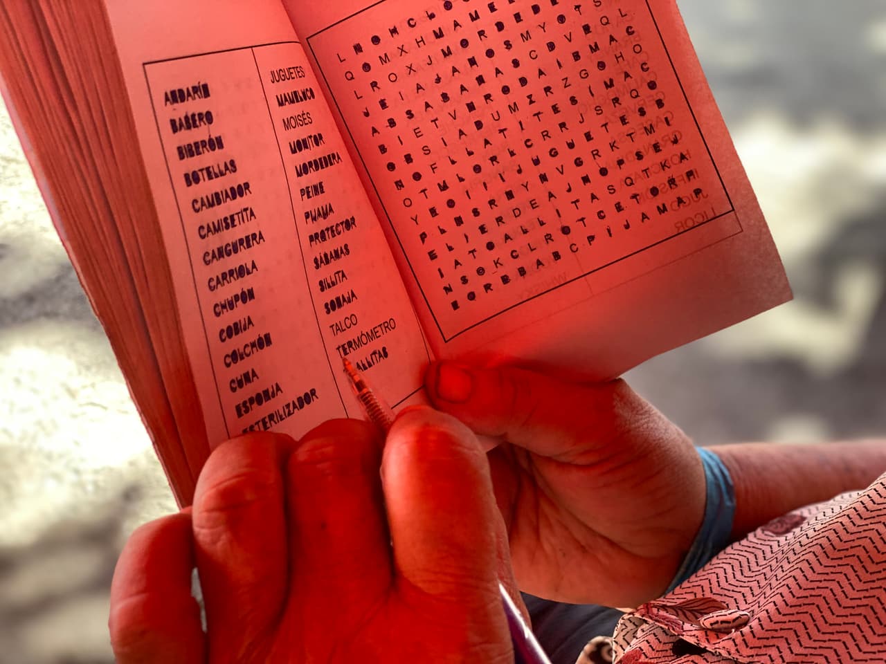 El libro de sopas de letras que ayuda a Casilda a pasar el tiempo en el refugio.