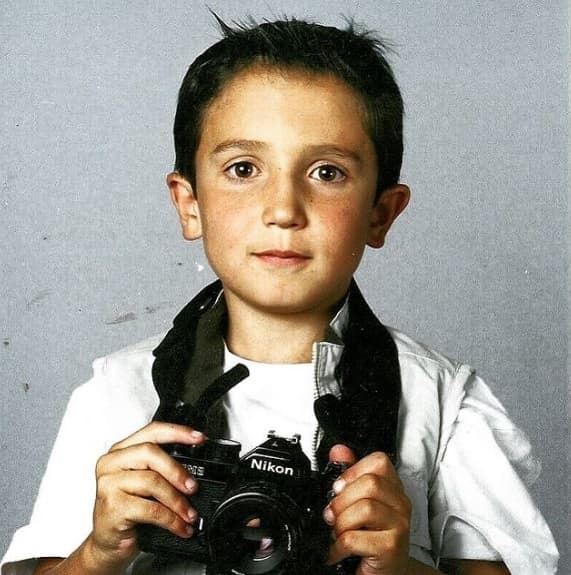 Eso sí, al ser un niño actor
<a href="https://www.youtube.com/watch?v=8ONWvXqVDS8" target="_blank">tuvo</a> que hacer algunos sacrificios por la fama: “Yo me perdía de muchas fiestas en la escuela, pero la satisfacción nadie te la quita y es algo que valió la pena”.