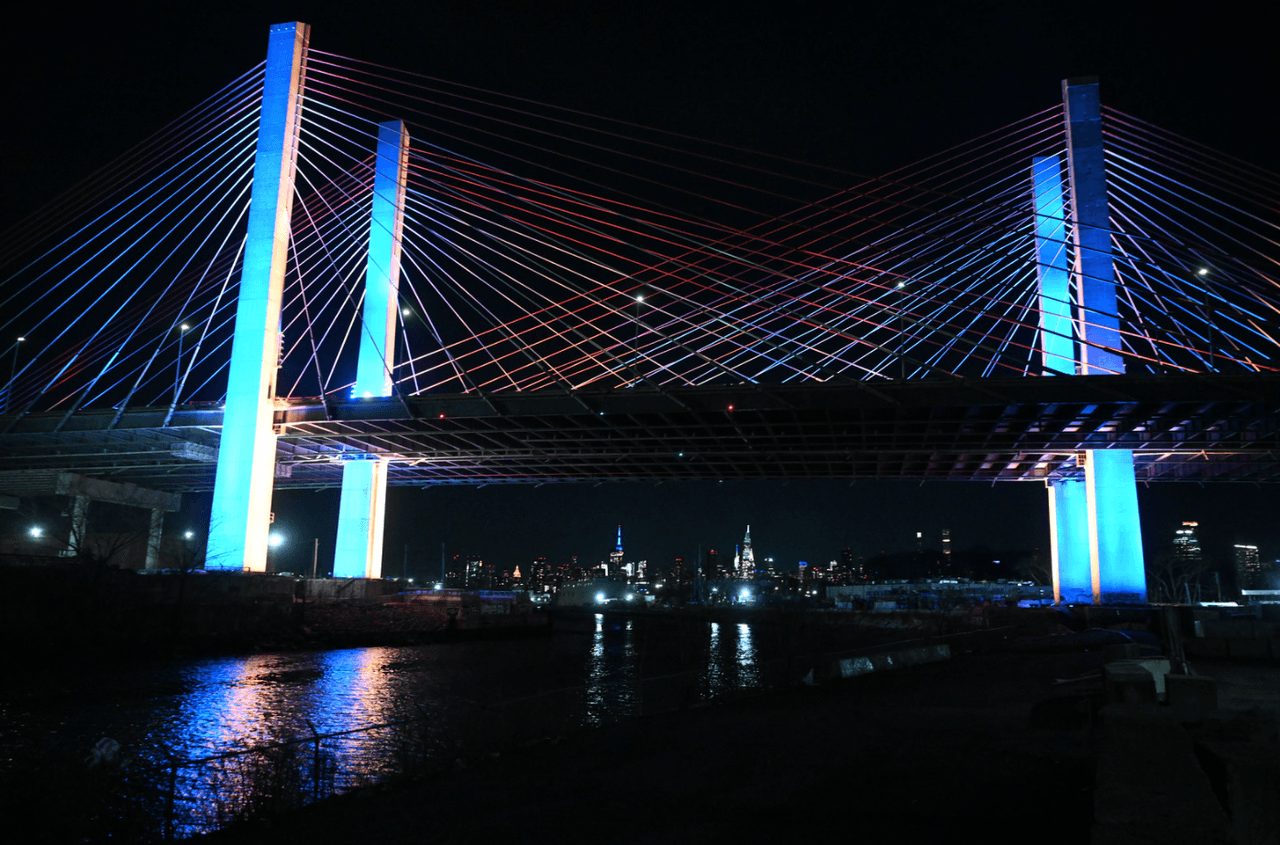 El Puente Kosciuszko, también está entre los iluminados con el lema ucraniano. "Nos solidarizamos con aquellos en Nueva York que temen por su familia y seres queridos, y nuestras oraciones están con las víctimas inocentes", aseguró Hochul.