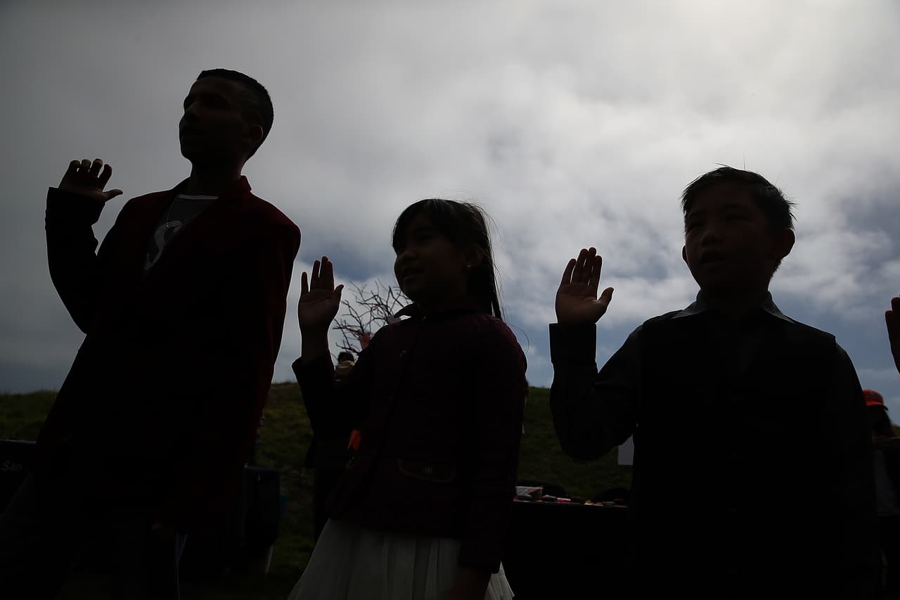 Esta ceremonia simboliza que los inmigrantes siguen siendo bienvenidos al país.