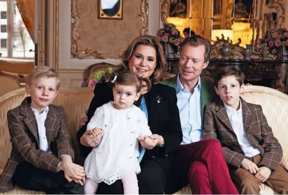 Los archiduques de Luxemburgo, Enrique y María Teresa (que es cubana) tienen cinco hijos y tres nietos: los príncipe Gabriel y Noah, hijos del príncipe Louis y su exesposa Tessy (a quien le retiraron el título de princesa) y la princesita Amelia, hija del príncipe Félix, tercero en la línea de sucesión.
