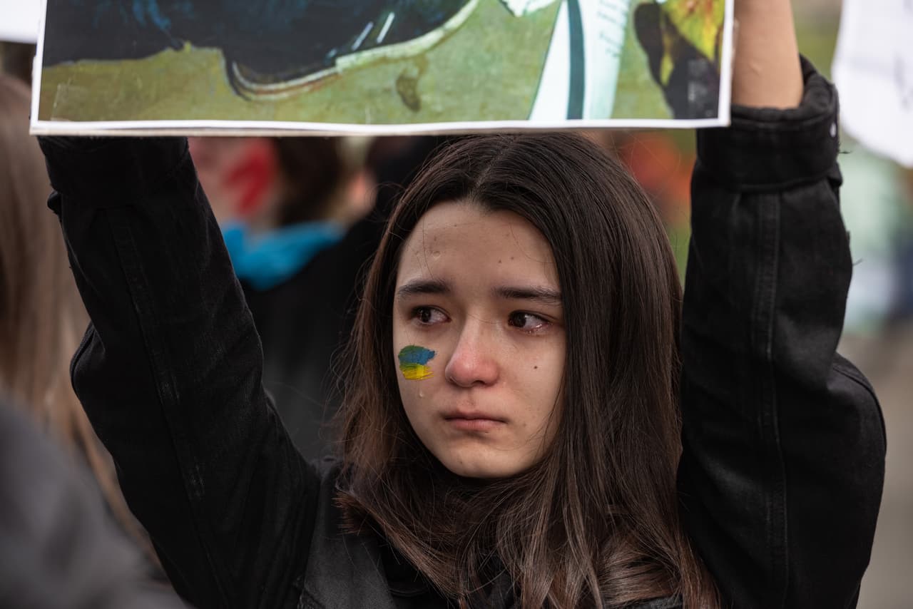Una joven ucraniana llora al escuchar el himno de su país durante una protesta en Kiev, realizada esta semana en apoyo a Mariupol.