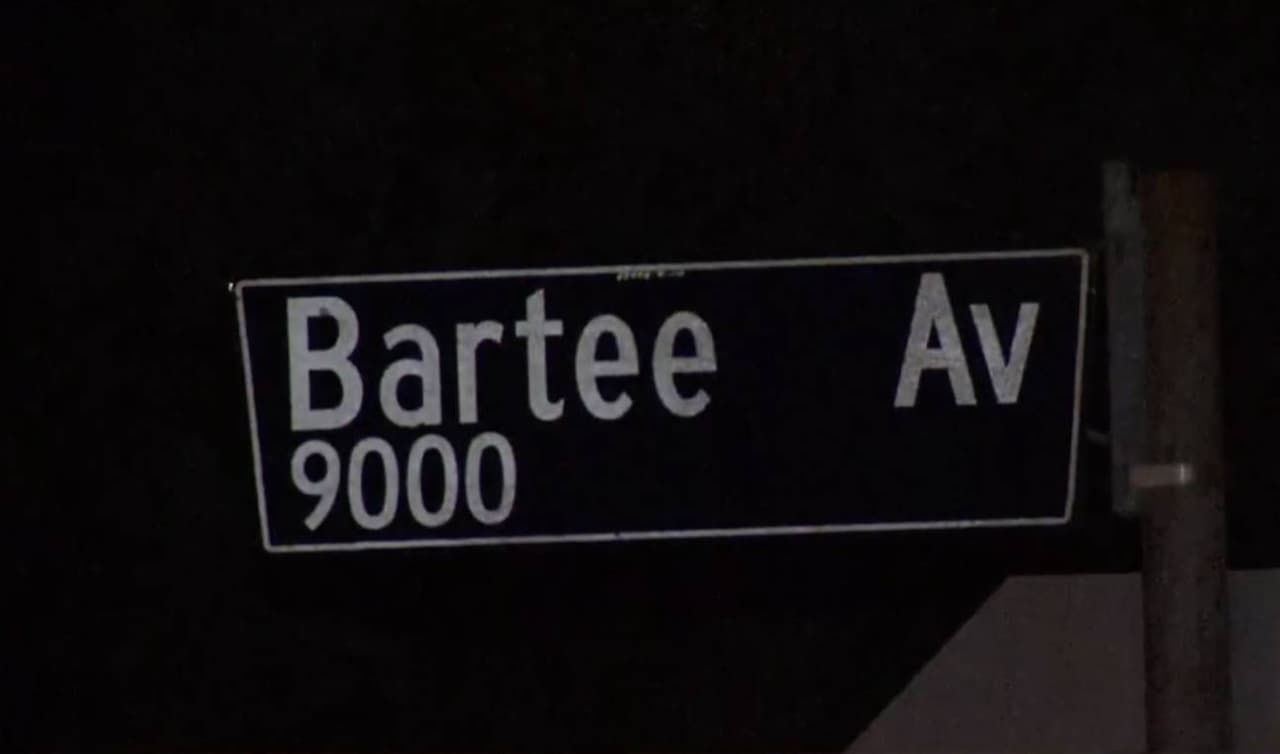 El hecho ocurrió el 6 de enero a las 9:35 a.m. en la cuadra 9000 de la avenida Bartee, donde al parecer el hombre la estaba esperando y bloqueó su carro.