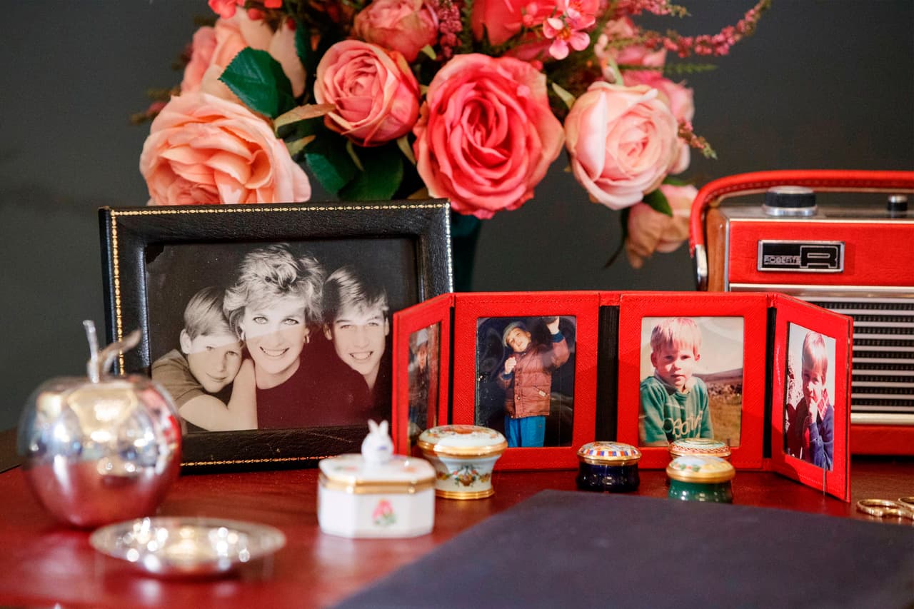 El príncipe William recordó, por ejemplo, que cuando él estaba en el colegio, su madre le enviaba "tarjetas muy embarazosas, que luego tenían dentro una carta muy agradable".