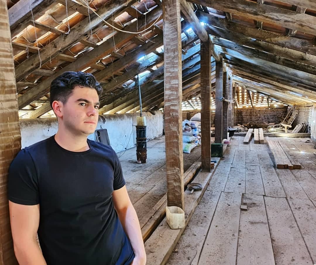 En la plataforma YouTube también tiene un canal de videos en el que ha compartido su trayectoria artística.