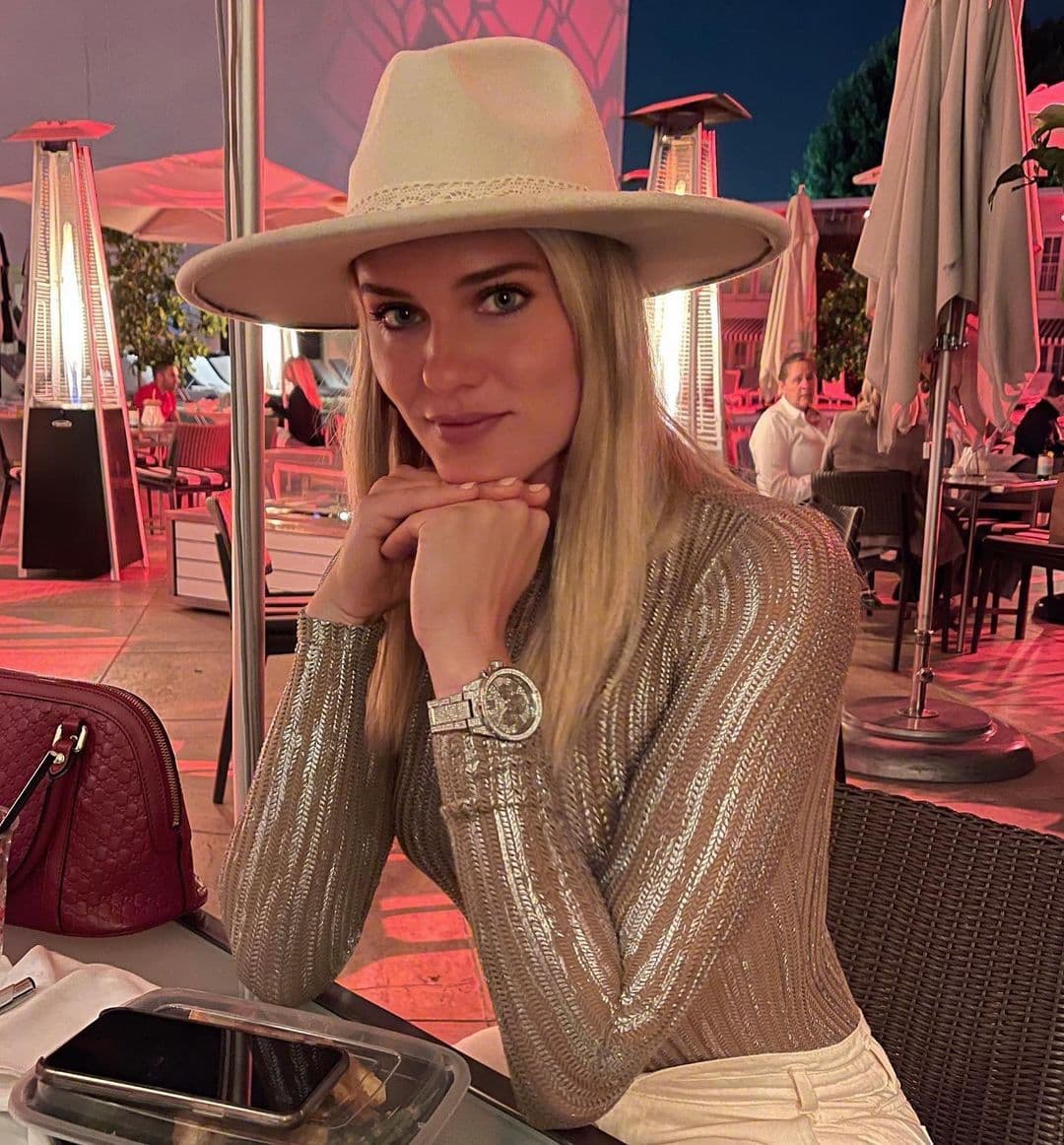 Su carrera como atleta comenzó desde los 13 años y durante su adolescencia tuvo importantes marcas, que la colocaron como una prometedora deportista, además de poder entrar becada a la Universidad de Miami.