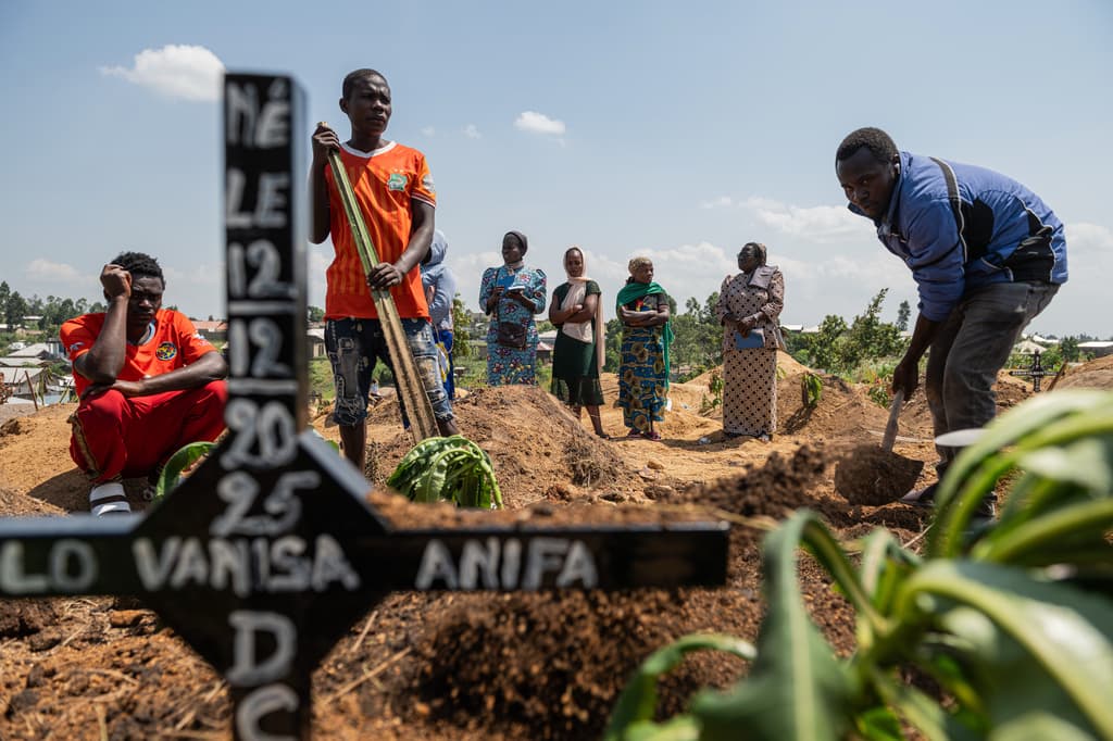 Familiares y conocidos de Vanisa Anifa, una niña huérfana de seis meses que murió de ébola, asisten a su entierro en Bunia, Congo, el viernes 19 de junio de 2026. (Foto AP/Moses Sawasawa)