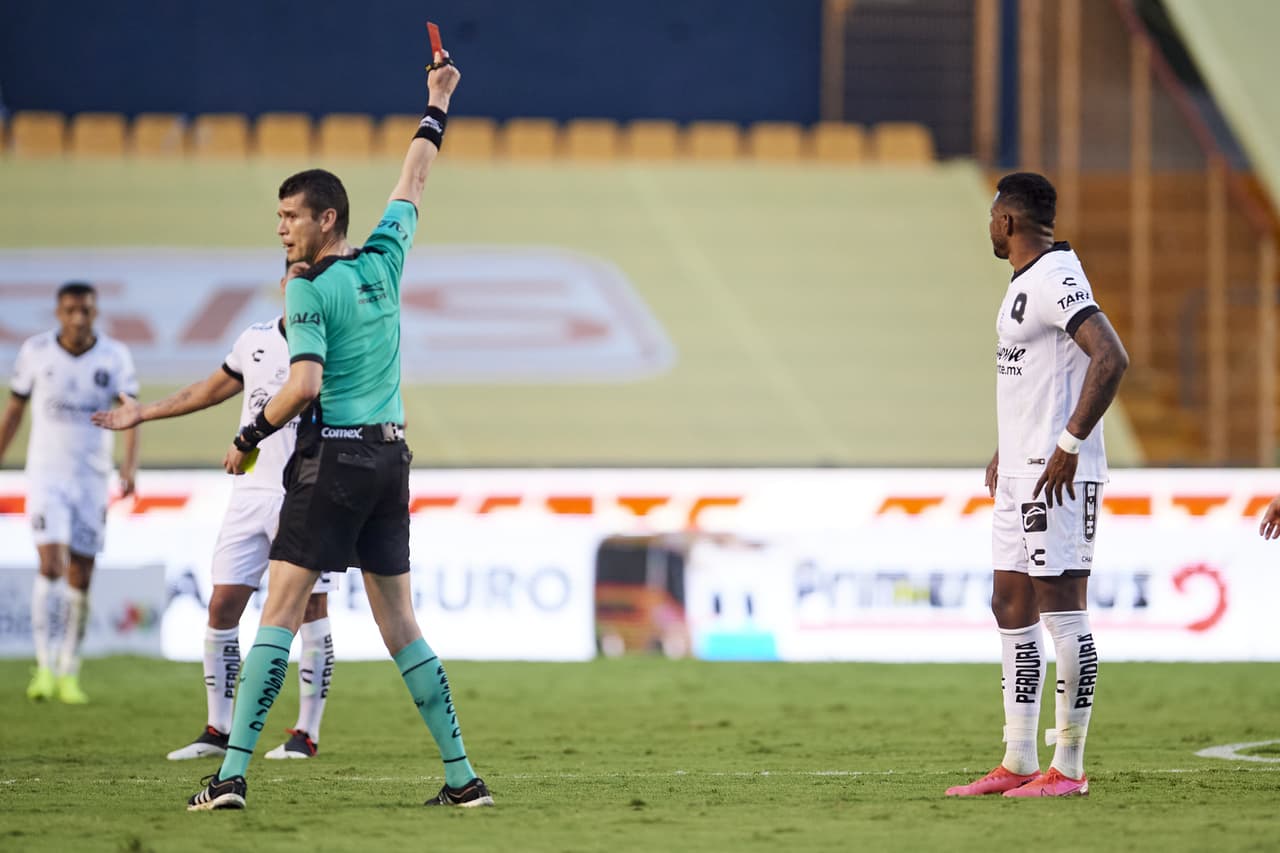 Silveira salió expulsado antes de cumplirse 30’ de juego; Gallos se quedaba con 10.