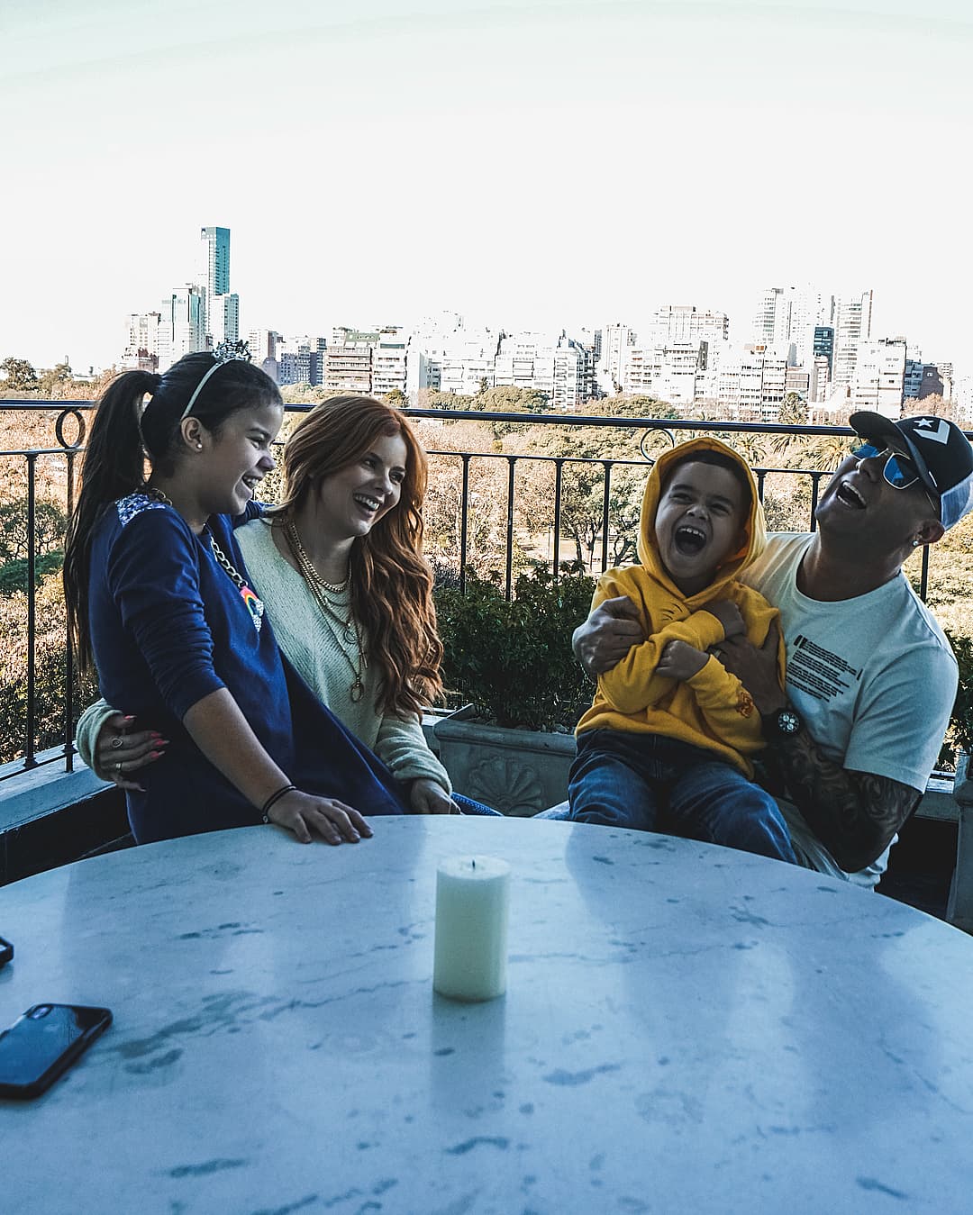 Wisin dejó claro que la familia siempre es primero, aquí lo vemos con su esposa Yomaira, su hija Yelena y el pequeño Dylan, de 9 años de edad.