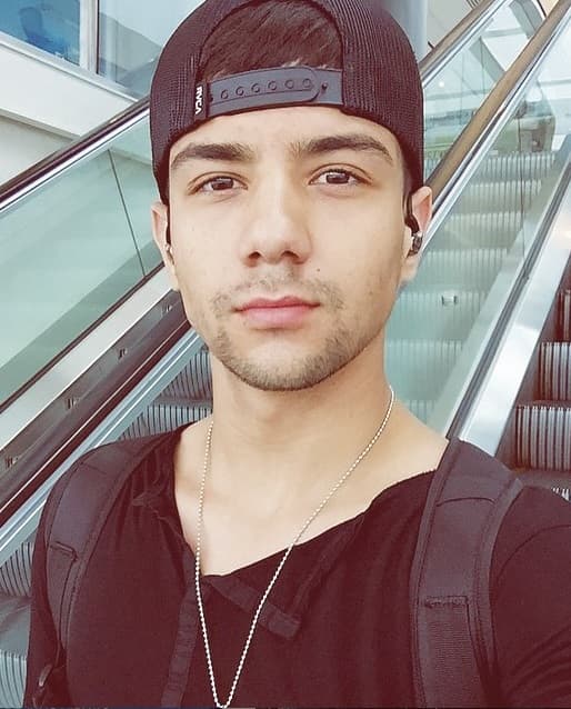 Cad vez más galán, así se pone Luis Coronel, que parece haber decidido dejarse la barba.