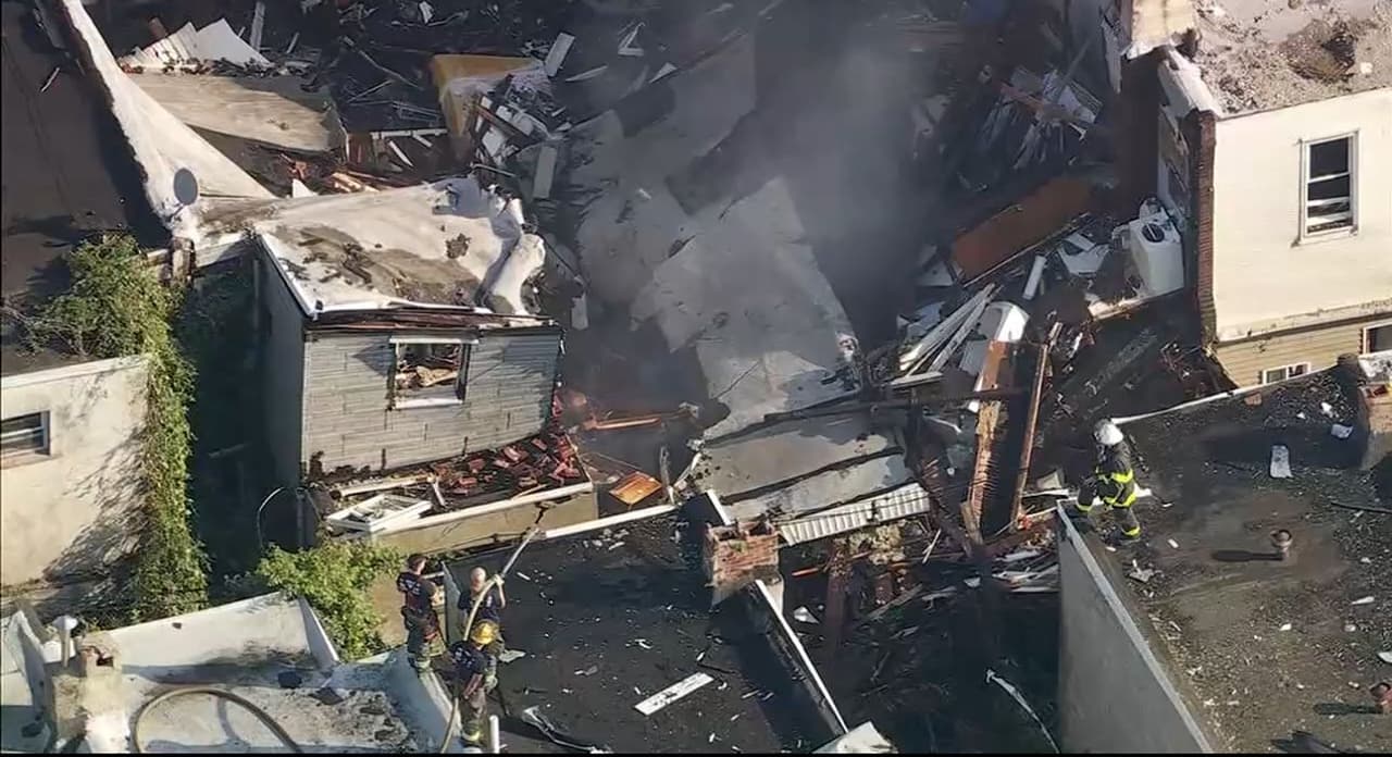 Las autoridades informaron que dos mujeres que vivían en una de las viviendas adyacentes resultaron heridas en el derrumbe.
<br>
<br>Una de las mujeres se encuentra en estado crítico y la otra está estable. Ambas fueron trasladadas al hospital para recibir tratamiento.