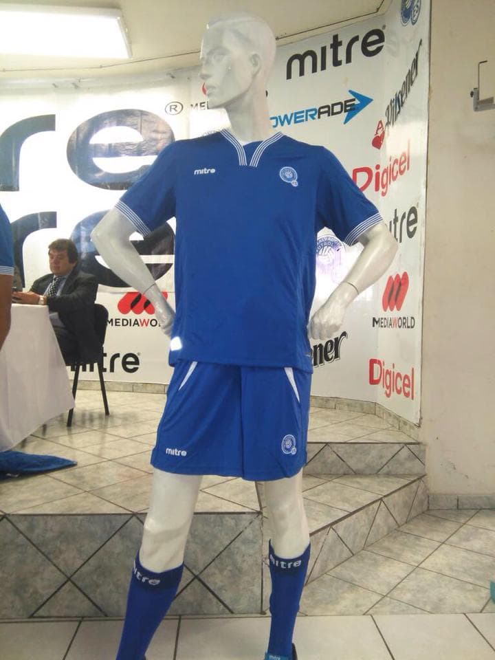 El Salvador presentó su nuevo uniforme para las eliminatorias al Mundial