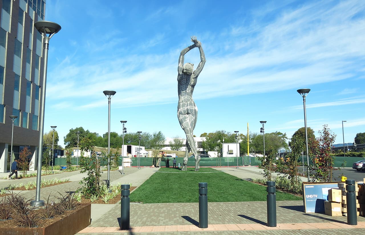La escultura de una mujer gigante desnuda causa polémica en California