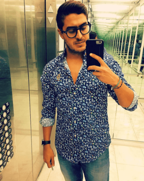 Las camisas estampadas también son una buena opción para lucir cómodo y bien vestido.