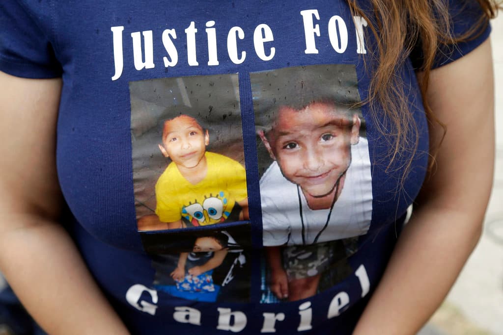 Una mujer porta una playera con fotografías de Gabriel Fernández, asesinado por su madre y padrastro.