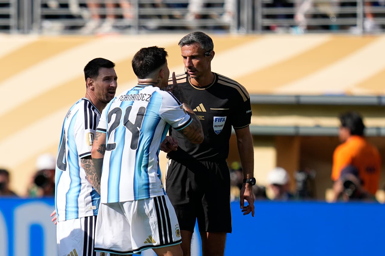 Argentina's Enzo Fernandez speaks to Referee Slavko Vincic, of Slovenia, after being shown a second yellow card during the World Cup final soccer match between Spain and Argentina in East Rutherford, N.J., near New York, Sunday, July 19, 2026. (AP Photo/Ashley Landis)