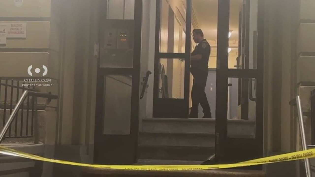 Mujer de 27 años es hallada muerta a golpes en Washington Heights; localizan un niño junto al cuerpo