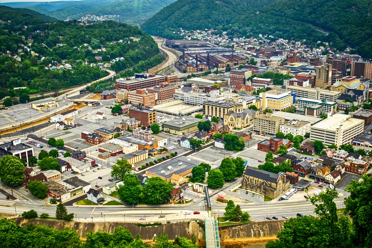 En el puesto 10 se encuentra Johnstown, Pensilvania.
<br>
<br>• Empleo: 2014-2019: -4.9% (58,926 a 56,028).
<br>
<br>• Empleo estatal: 2014-2019: + 3.2% (6,067,113 a 6,262,169).
<br>
<br>• Desempleo de junio: 5.3%.
<br>
<br>• Industria con la mayor disminución del empleo: prestación de servicios.
<br>
<br>• Ingreso promedio de un hogar: $ 46,598.