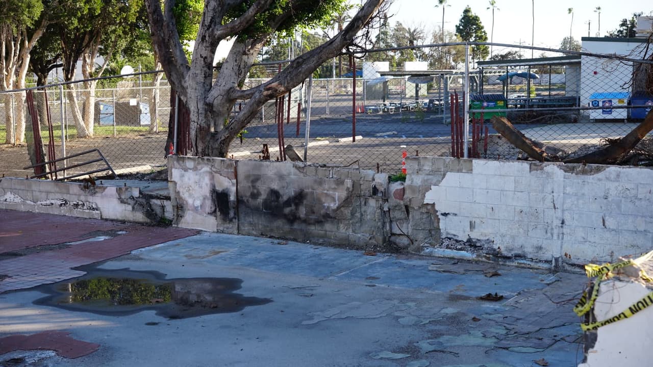 Un edificio de apartamentos en la calle Tramonto quedó completamente destruido, dejando a residentes y trabajadores sin hogar ni empleo.
