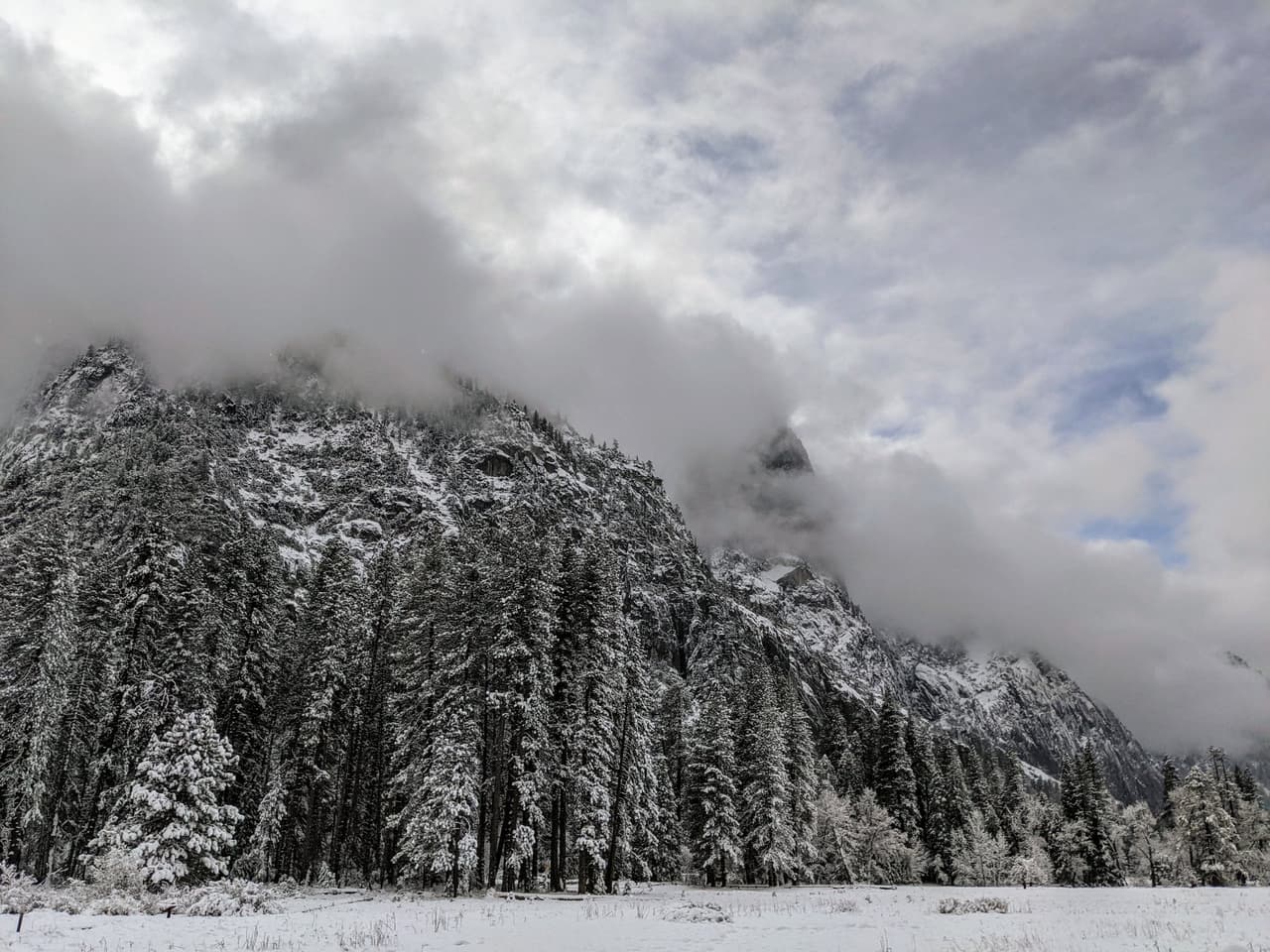 Por esta razón, el recinto se mantiene cerrado desde la semana pasada mientras efectivos trabajan en la remoción de escombros, árboles caídos y limpieza de caminos.