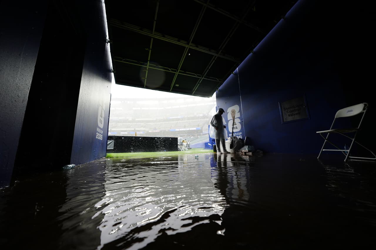 El agua inunda un túnel que conduce al campo durante una interrupción por mal tiempo en el partido de fútbol del Grupo I de la Copa del Mundo entre Francia e Irak, en Filadelfia, el lunes 22 de junio de 2026.