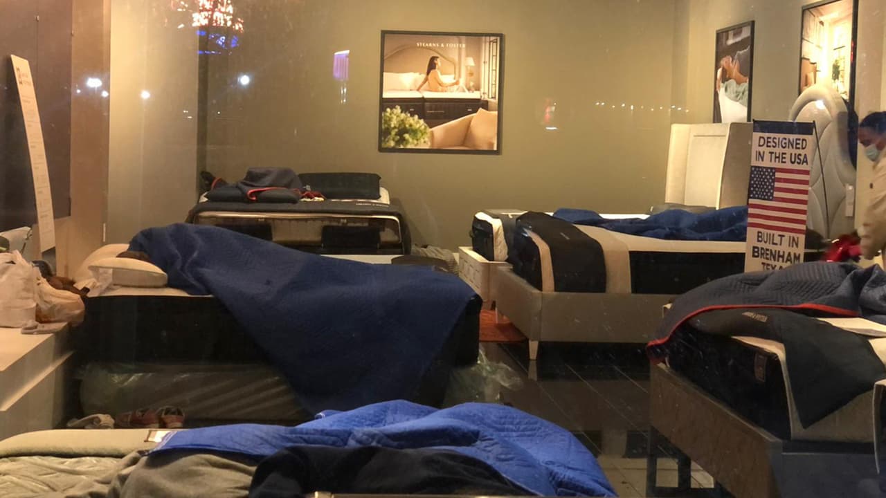 Mattress Mack hizo un llamado a la comunidad para tener mucho cuidado si van a salir por las condiciones congeladas de las calles y carreteras.