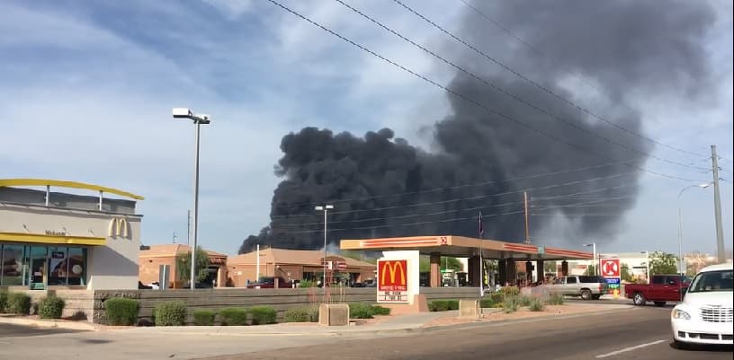 Incendio en planta de reciclaje cerca del aeropuerto